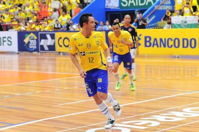 CAXIAS DO SUL, RS, BRASIL, 08/12/2013. Brasil x Colômbia, final da Copa Intercontinental de Futsal realizada no Complexo Esportivo do Sesi, em Caxias do Sul. Comemoração do segundo gol do Brasil marcado por Falcão.  (Porthus Junior/Pioneiro)