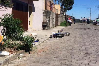  Adolescente é morto a tiros na rua Fermino Bonnet, em caxias do Sul. Ele foi identificado como Lucas Antunes de Andrade.