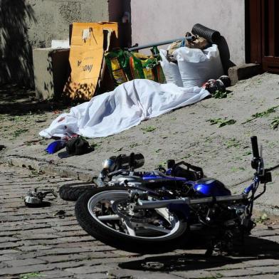  CAXIAS DO SUL, RS, BRASIL, 10/09/2016. Um adolescente de 14 anos foi morto na tarde deste sábado no bairro Montes Claros, em Caxias do Sul. Ele foi identificado como Lucas Antunes de Andrade. O crime ocorreu por volta de 13h.Informações iniciais repassadas por testemunhas à Brigada Militar (BM) apontam que tripulantes de uma moto teriam sido atacados a tiros na Rua Fermino Bonnet, bairro Montes Claros, nas proximidades da garagem da Visate. A moto era furtada. Lucas, que estaria na motocicleta, teria sido atingido por diversos disparos. (Porthus Junior/Pioneiro)