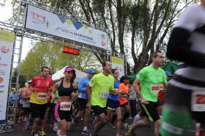  CAXIAS DO SUL, RS, BRASIL, 11/09/2016 - 2ª Meia Maratona de Caxias do Sul. (JONAS RAMOS/AGÊNCIA RBS)