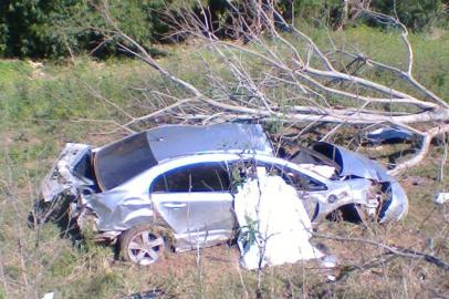 Um militar da Base Aérea de Santa Maria (Basm) morreu em um acidente de trânsito na Quarta Colônia na manhã deste domingo.Eduardo Venturini Baratto, 34 anos, perdeu o controle do Civic que conduzia em um curva da ERS-348 em Dona Francisca. Conforme o Batalhão Rodoviário da Brigada Militar (BM), o local é conhecido como Curva da Morena. O acidente aconteceu por volta das 8h. Segundo os policiais, o carro saiu da pista e colidiu contra uma árvore. Baratto morreu na hora. O sargento da Basm era morador de Faxinal do Soturno