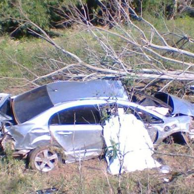 Um militar da Base Aérea de Santa Maria (Basm) morreu em um acidente de trânsito na Quarta Colônia na manhã deste domingo.Eduardo Venturini Baratto, 34 anos, perdeu o controle do Civic que conduzia em um curva da ERS-348 em Dona Francisca. Conforme o Batalhão Rodoviário da Brigada Militar (BM), o local é conhecido como Curva da Morena. O acidente aconteceu por volta das 8h. Segundo os policiais, o carro saiu da pista e colidiu contra uma árvore. Baratto morreu na hora. O sargento da Basm era morador de Faxinal do Soturno