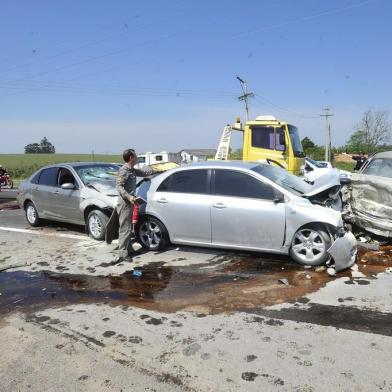  SANTA MARIA , RS , BRASIL , 12/09/2016 Três pessoas ficam gravemente feridas após acidente envolvendo três carros na BR-158 em Santa MariaFOTO JEAN PIMENTEL / AGÊNCIA RBS, GERAL