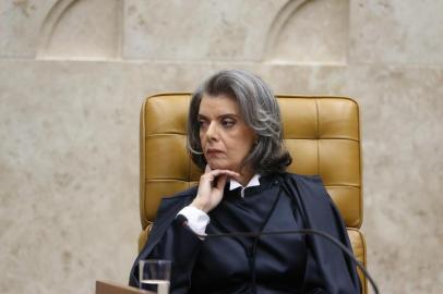 DF - CÁRMEN LÚCIA/STF/POSSE - POLÍTICA - A ministra Cármen Lúcia em cerimônia de sua posse na presidência do Supremo Tribunal   Federal (STF), no plenário da Corte, em Brasília, nesta segunda-feira, 12. Uma gestão   anticorporativista, com redução nos gastos e fortalecimento do Conselho Nacional de   Justiça (CNJ). Esse é o estilo que a ministra Cármen Lúcia quer imprimir na presidência do   Supremo Tribunal Federal nos próximos dois anos. Indicada pelo ex-presidente Luiz Inácio   Lula da Silva-que foi convidado para a cerimônia de posse, a ministra será a segunda   mulher a presidir o STF em 125 anos.   12/09/2016 - Foto: ANDRÉ DUSEK/ESTADÃO CONTEÚDO