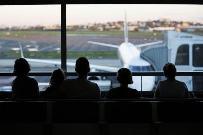 PORTO ALEGRE, RS, BRASIL, 13-09-2016: Pessoas observam avião na pista do Aeroporto Internacional Salgado Filho. Prevendo as concessões do aeroporto Salgado Filho e das BRs 101, 116, 290 e 386 no Rio Grande do Sul, o presidente Michel Temer anunciou nesta terça-feira (13) um pacote de 25 projetos de privatizações para as áreas de aeroportos, portos, ferrovias, rodovias, áreas de exploração de petróleo e distribuidoras de energia. (Foto: Mateus Bruxel / Agência RBS)