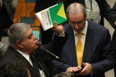 Cunha: denúncias do chamado petrolão é um esquema criminoso para financiar campanhas do PT

DF - CUNHA/CÂMARA/CASSAÇÃO - POLÍTICA - O deputado afastado Eduardo Cunha (PMDB-RJ) (d), ao lado do aliado  deputado Carlos   Marun (PMDB-MS), no plenário da Câmara dos Deputados, em Brasília, durante sessão   que decidirá sobre sua cassação, nesta segunda- feira, 12. A Câmara atingiu às 21h02 o   quórum mínimo defendido pelo presidente da Casa, Rodrigo Maia (DEM-RJ), para votar o   processo.   12/09/2016 - Foto: ANDRÉ DUSEK/ESTADÃO CONTEÚDO

Editoria: POLÍTICA
Local: BRASÍLIA
Indexador: ANDRÉ DUSEK
Fotógrafo: ESTADÃO CONTEÚDO