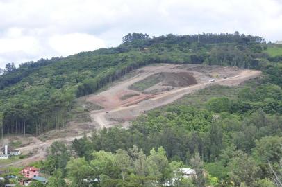  CAXIAS DO SUL, RS, BRASIL (14/11/2012) Desmatamento na Vila Lobos. Na foto, região de Santa Corona, percebe-se loteamento na zona rural. Página do Ciro.(Roni Rigon-Pioneiro)