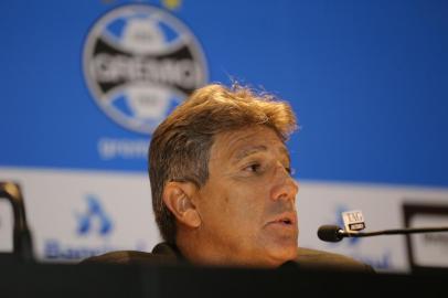  PORTO ALEGRE, RS, BRASIL - 19-09-2016 - Renato Portaluppi desembarca no Aeroporto Salgado Filho. Renato está de volta a casa. O técnico gremista recebeu, das mãos do presidente Romildo Bolzan Júnior, a camiseta com o número 113. (FOTO: FERNANDO GOMES/AGÊNCIA RBS)