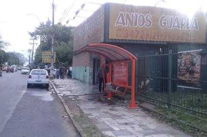 Duas pessoas são atropeladas em parada de ônibus em Canoas, rdgol