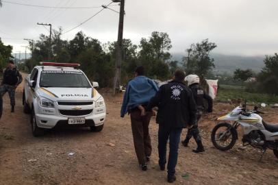 Polícia identifica e prende suspeitos de furto de 150 pneus de loja em Santa Maria.