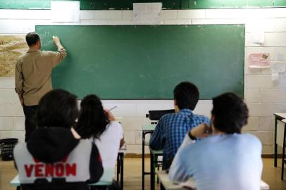  PORTO ALEGRE, RS, BRASIL, 21-09-2016: Turma de estudantes em sala de aula na Escola Estadual Baltazar de Oliveira Garcia. Matéria sobre a reforma do ensino médio. (Foto: Mateus Bruxel / Agência RBS)