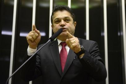 Deputado federal João Rodrigues (PSD-SC) durante discussão com Jean Wyllys (PSOL-RJ) na tribuna da Câmara dos Deputados.