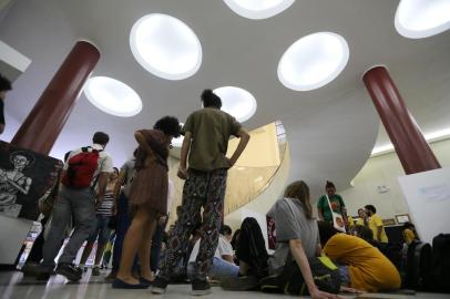  PORTO ALEGRE, RS, BRASIL, 22-09-2016. Estudantes da UFRGS ocupam a reitoria da faculdade nesta quinta-feira. (LAURO ALVES/AGÊNCIA RBS)