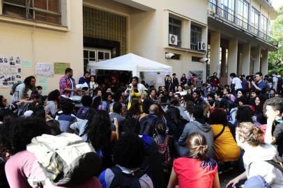  PORTO ALEGRE, RS, BRASIL - 23-09-2016 - Estudantes bloqueiam entrada da reitoria da UFRGS antes de votação sobre cotas. (FOTO: RONALDO BERNARDI/AGÊNCIA RBS)