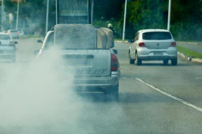  

FLORIANÓPOLIS, SC, BRASIL, 29-04-2014 - Carro com grande emissão de gases poluentes em Florianópolis.