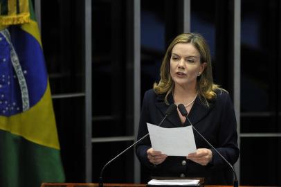  

BRASÍLIA, DF, BRASIL, 30-08-2016: Os senadores Collor de Melo e Gleisi Hoffmann discursam durante processo de julgamento do impeachment da presidente Dilma Rousseff no plenário do Senado Federal. (Foto: Mateus Bruxel / Agência RBS