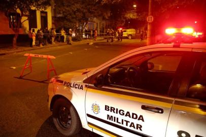  PORTO ALEGRE-RS-BRASIL 27/09/2016- Mulher é morta com vários tiros e é arrastada por um carro por 100 metros na Rua  Barão do Gravataí no Menino Deus. - FOTO FERNANDO GOMES/ZERO HORA.