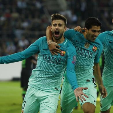 Barcelonas defender Gerard Pique (L) celebrates scoring the 1-2 goal with his teammates Uruguayan forward Luis Suarez and midfielder Sergio Busquets during the UEFA Champions League first-leg group C football match between Borussia Moenchengladbach and FC Barcelona at the Borussia Park in Moenchengladbach, western Germany on September 28, 2016. 