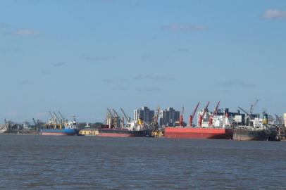 Navios no Porto de Porto Alegre