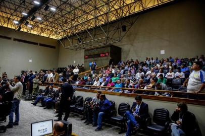  PORTO ALEGRE, RS, BRASIL, 29-09-2016. Os vereadores de Porto Alegre discutem, na tarde desta quinta-feira, o projeto que regulamenta aplicativos de transporte, como o Uber, na cidade. Na entrada da Câmara, cartazes conduziram simpatizantes do Uber e representantes da categoria de taxistas a direção opostas. No plenário, sentaram-se em lados distintos. (FOTOS: ANDERSON FETTER/AGÊNCIA RBS)Indexador: Anderson Fetter