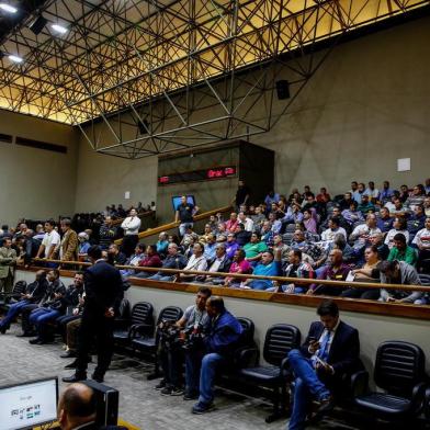  PORTO ALEGRE, RS, BRASIL, 29-09-2016. Os vereadores de Porto Alegre discutem, na tarde desta quinta-feira, o projeto que regulamenta aplicativos de transporte, como o Uber, na cidade. Na entrada da Câmara, cartazes conduziram simpatizantes do Uber e representantes da categoria de taxistas a direção opostas. No plenário, sentaram-se em lados distintos. (FOTOS: ANDERSON FETTER/AGÊNCIA RBS)Indexador: Anderson Fetter