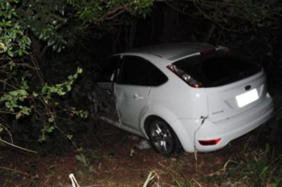 Uma carreta que seguia na contramão pela BR-392, em São Sepé, na região central, causou um acidente na noite desta quinta-feira. Uma jovem, que dirigia o carro envolvido na colisão, sofreu ferimentos leves