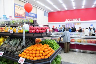  CAXIAS DO SUL, RS, BRASIL (29/09/2016) Supermercado Andreazza inaugura loja conceitual no bairro Bela Vista. Prefeito Alceu Barbosa Velho e expressiva população participam do ato inaugural.   (Roni Rigon/Pioneiro)