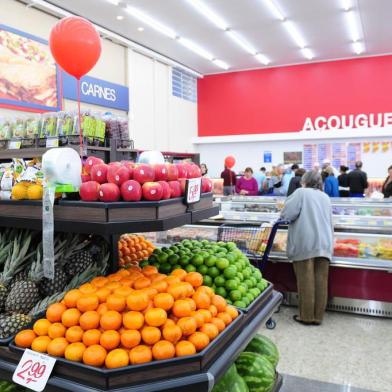  CAXIAS DO SUL, RS, BRASIL (29/09/2016) Supermercado Andreazza inaugura loja conceitual no bairro Bela Vista. Prefeito Alceu Barbosa Velho e expressiva população participam do ato inaugural.   (Roni Rigon/Pioneiro)