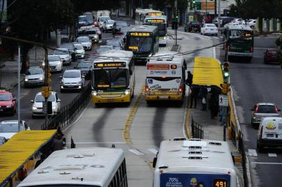  PORTO ALEGRE, RS, BRASIL, 06-05-2016. Implantação do sistema BRT nos corredores de ônibus. (RONALDO BERNARDI/AGÊNCIA RBS)