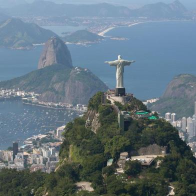 Vista aérea do Corcovado e do Pão de Açúcar, no Rio de Janeiro