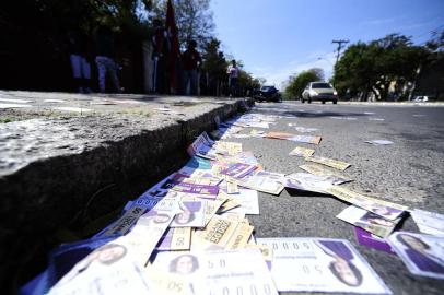  PORTO ALEGRE, RS, BRASIL 02/10/2016 - Eleições municipais de Porto Alegre. Lixo eleitoral na Av. Economista Nilo Wulff, na Restinga. (FOTO: RONALDO BERNARDI/AGÊNCIA RBS).