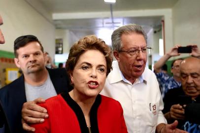  PORTO ALEGRE, RS, BRASIL - 02.10.2016 : Tumulto entre militantes, PMs e jornalistas marca voto de Dilma Rousseff. (FOTO: BRUNO ALENCASTRO/AGÊNCIA RBS, Editoria Notícias)