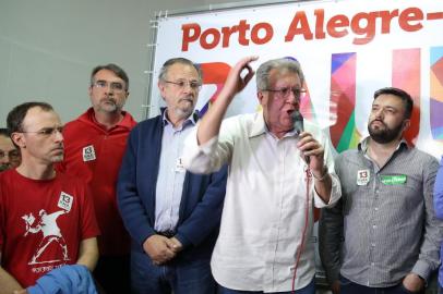  PORTO ALEGRE, RS, BRASIL, 02-10-2016. Militantes da candidato a prefeito de Porto Alegre, Raul Pont, do PT, acompanham a apuração da votação no comitê da campanha. Raul foi derrotado e ficou em terceiro lugar.  (FERNANDO GOMES/AGÊNCIA RBS)