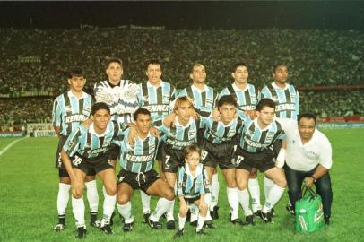 Time do Grêmio campeão da Libertadores da América: De pé: Arce, Danrlei, Adílson, Dinho, Rivarola e Roger. Agachados: Jardel, Goiano, Paulo Nunes, Arílson e Carlos Miguel.Nacional 1 x 1 Grêmio#PÁGINA:02#ENVELOPE:154987