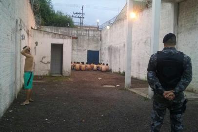 Revista da Brigada Militar no Instituto Penal de Canoas