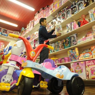  CAXIAS DO SUL, RS, BRASIL, 06/10/2016. Estratégia do comércio de brinquedos para o Dia das Crianças é de vendas mais focadas em brinquedos que envolvem a família toda para brincar, como jogos de tabuleiros e outros brinquedos retrô. Na Livraria Rossi, os proprietários notam um aumento de venda de brinquedos aos sábados. (Diogo Sallaberry/Agência RBS)