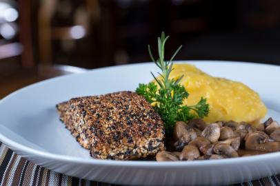 Salmão com crosta de gergelim do Dado Pub Zona Sul