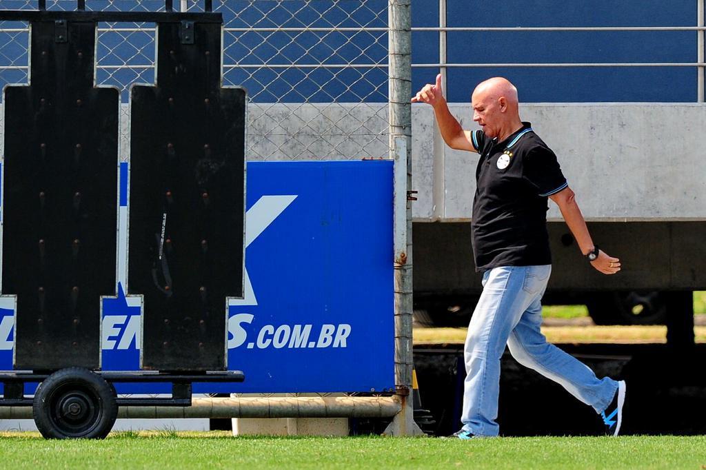 Valdir Espinosa é demitido do Grêmio e desabafa: 'Não sei se é