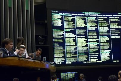 Câmara aprova em 1º turno texto base da PEC do teto de gastos	