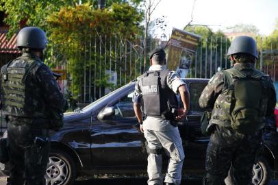  PORTO ALEGRE, RS, BRASIL 11/10/2016 - Blitz de treinamento do exército em conjunto a Brigada Militar realizada em frente ao quartel militar da Serraria. (FOTO: FÉLIX ZUCCO/AGÊNCIA RBS).