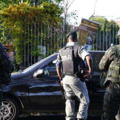  PORTO ALEGRE, RS, BRASIL 11/10/2016 - Blitz de treinamento do exército em conjunto a Brigada Militar realizada em frente ao quartel militar da Serraria. (FOTO: FÉLIX ZUCCO/AGÊNCIA RBS).