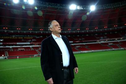  PORTO ALEGRE, RS, BRASIL 12/08/2016 - Fernando Carvalho mostra terno, que virou amuleto da campanha da Libertadores de 2006. Presidente do Inter à época, dirigente guardou vestimenta. (JULIO CORDEIRO/AGÊNCIA RBS).