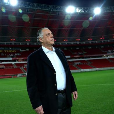  PORTO ALEGRE, RS, BRASIL 12/08/2016 - Fernando Carvalho mostra terno, que virou amuleto da campanha da Libertadores de 2006. Presidente do Inter à época, dirigente guardou vestimenta. (JULIO CORDEIRO/AGÊNCIA RBS).