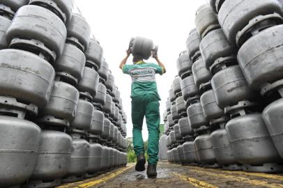  SANTA MARIA , RS , BRASIL , 02/03/2016Reajuste no preço do gás de cozinha FOTO JEAN PIMENTEL / AGÊNCIA RBS, GERAL