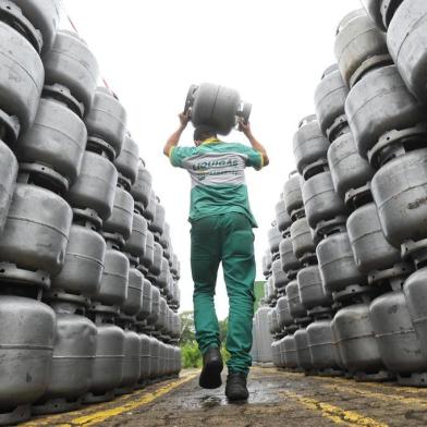  SANTA MARIA , RS , BRASIL , 02/03/2016Reajuste no preço do gás de cozinha FOTO JEAN PIMENTEL / AGÊNCIA RBS, GERAL