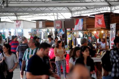  CAXIAS DO SUL, RS, BRASIL (15/102016). Feira do Livro de Caxias do Sul 2016. Reportagem verifica o último sábado de feira do livro de Caxias do Sul, no aprazível bairro São Pelegrino. (Roni Rigon/Pioneiro).