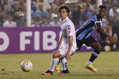 SANTOS E GRÊMIOSP - BRASILEIRÃO/SANTOS E GRÊMIO - ESPORTES - Os jogadores Victor Ferraz do Santos e Lincoln do Grêmio durante partida entre Santos SP e Grêmio RS, válido pelo Campeonato Brasileiro 2016, no estádio da Vila Belmiro em Santos (SP), neste domingo (16). 16/10/2016 - Foto: LEONARDO BENASSATTO/FUTURA PRESS/FUTURA PRESS/ESTADÃO CONTEÚDOEditoria: ESPORTESLocal: SANTOSIndexador: LEONARDO BENASSATTOFotógrafo: FUTURA PRESS