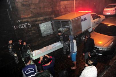  CAXIAS DO SUL, RS, BRASIL, 18/10/2016. Seis pessoas foram mortas a tiros em Caxias do Sul na noite desta segunda-feira (17/10). Um casal e quatro criminosos foram assassinados por volta das 23h. Na Vila Ipiranga, cinco homens enfrentaram a BM. No tiroteio, quatro deles morreram. Um quinto, com colete à prova de balas, foi encaminhado ferido a um hospital da cidade.(Porthus Junior/Pioneiro)