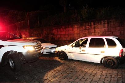  CAXIAS DO SUL, RS, BRASIL, 18/10/2016. Seis pessoas foram mortas a tiros em Caxias do Sul na noite desta segunda-feira (17/10). Um casal e quatro criminosos foram assassinados por volta das 23h.As primeiras vítimas foram mortas em frente a sua residência no bairro Planalto, na Zona Leste. Jonas Almeida de Mello, 26 anos, e Lilian Cassini, 21 anos, estavam em um Corsa com placa de Caxias quando foram alvejados com 33 tiros pelos criminosos. (Porthus Junior/Pioneiro)