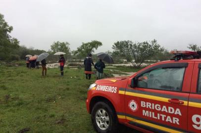 O Corpo de Bombeiros de Santa Maria retomou na manhã desta terça-feira as buscas a Valdenir dos Santos Gomes, 37 anos. Ele desapareceu próximo do Arroio Cadena, no bairro Urlândia, Região Sul, na tarde de segunda-feira.